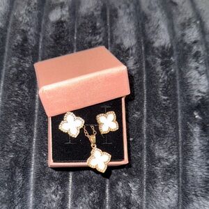 BEAND NEW‼️‼️

Elegant Gold and White Floral Earrings Set w/16” Necklace 🤍